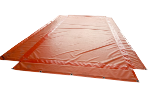 Полог плотностью 630 г/м² представляет собой высокопрочный тентовый материал, способный выдерживать значительные нагрузки и неблагоприятные погодные условия.